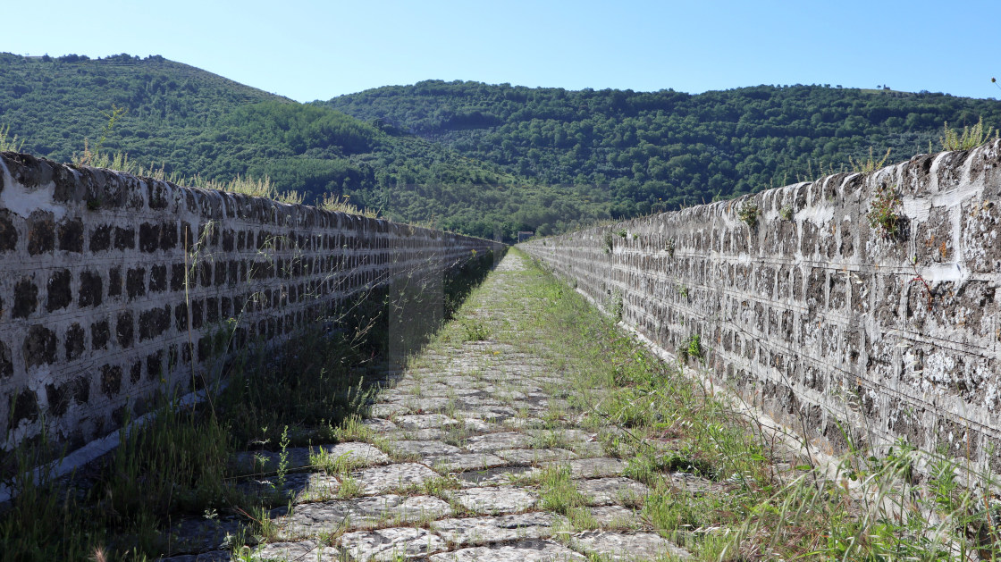 "Valle di Maddaloni - Sommità dell'Acquedotto Carolino" stock image