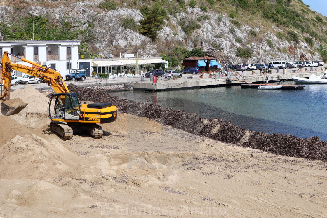 "Palinuro - Escavatore sulla spiaggia del porto" stock image