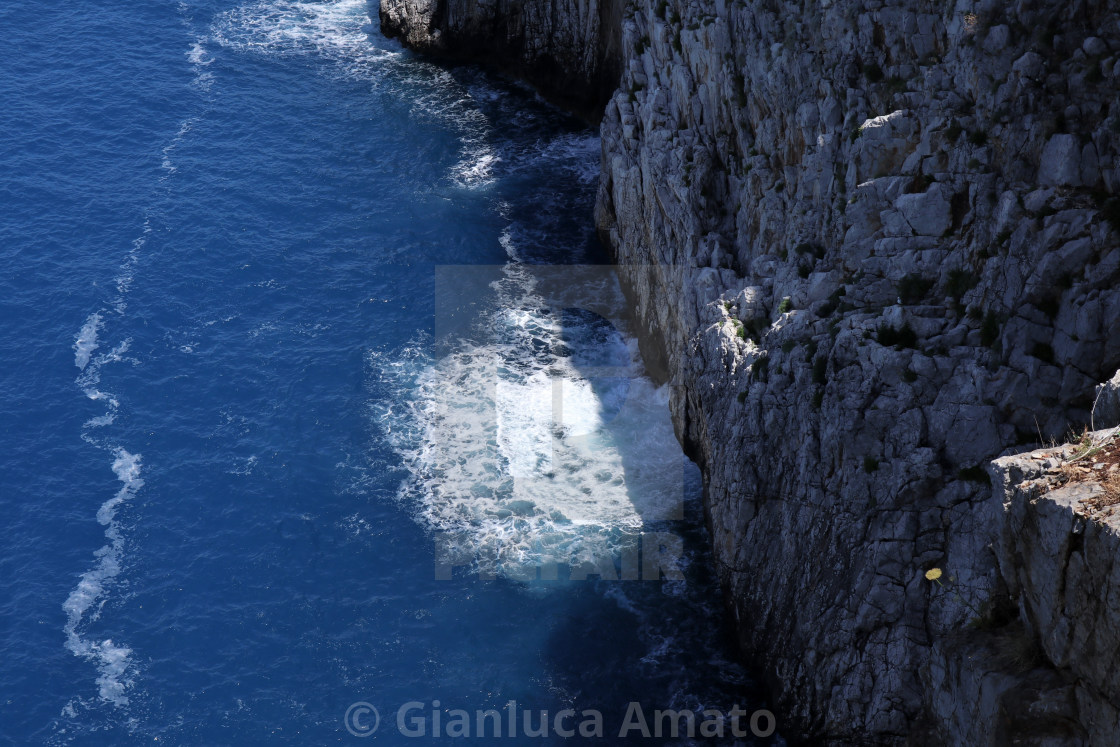 "Palinuro – Onde contro la scogliera di Punta Quaglia" stock image