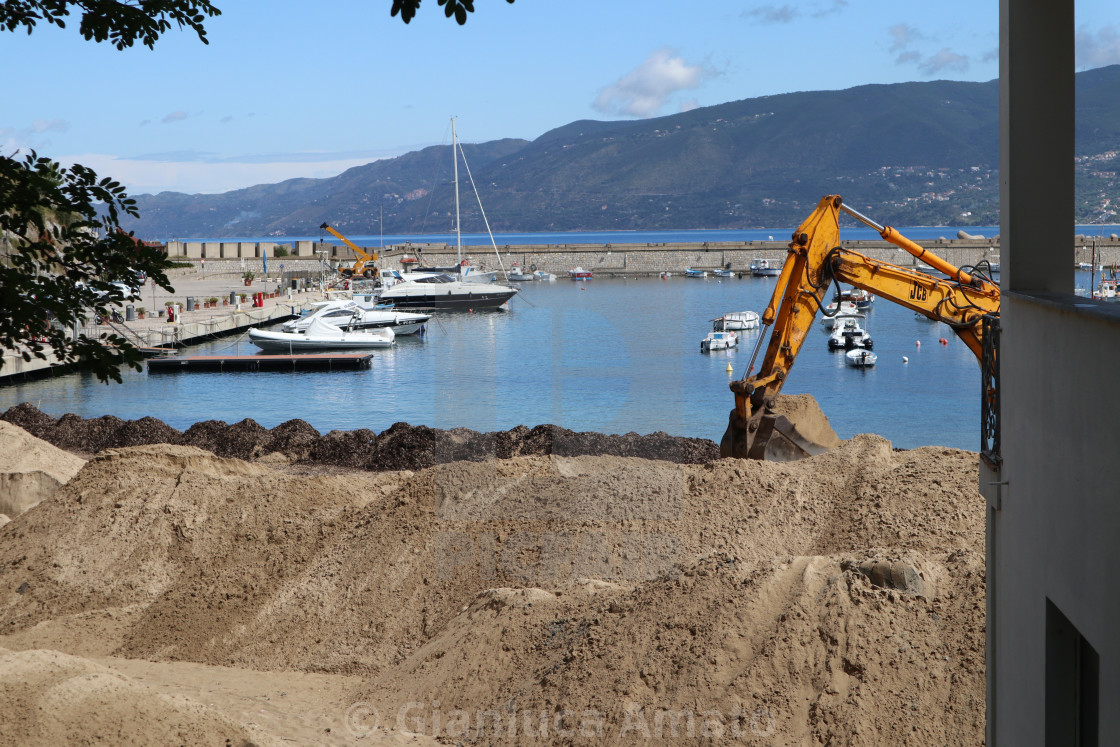 "Palinuro - Pala meccanica sulla spiaggia del porto" stock image