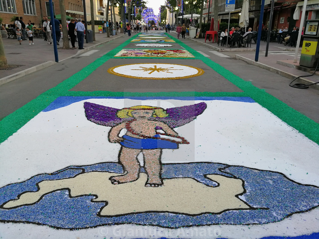 "Paduli - Angelo di fiori sul viale" stock image