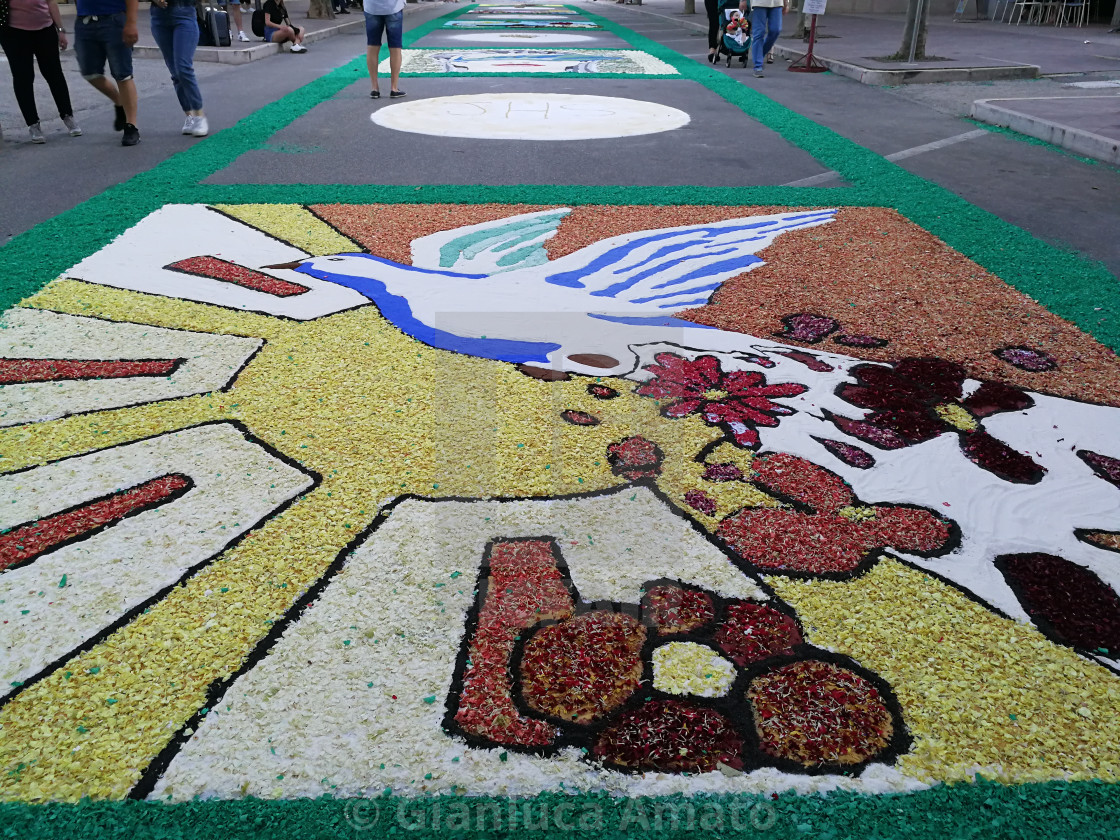 "Paduli - Colomba di fiori sul viale" stock image