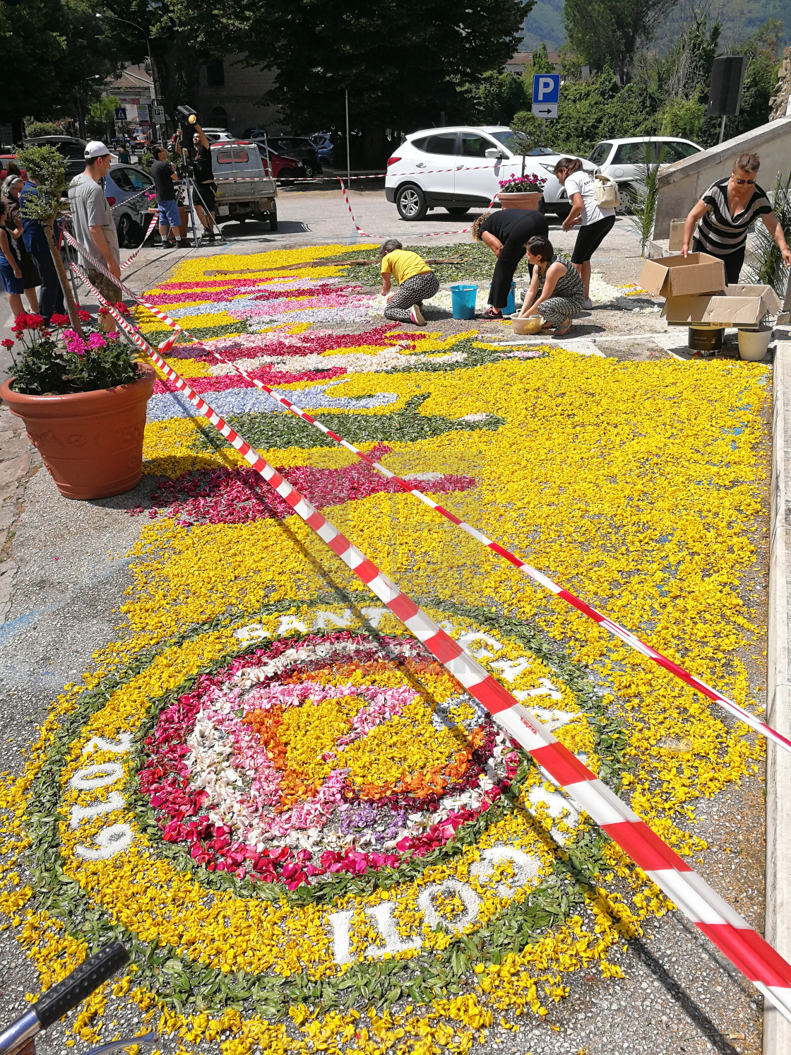 "Sant'Agata dei Goti - Allestimento dell'infiorata sul sagrato della chiesa di San Menna" stock image