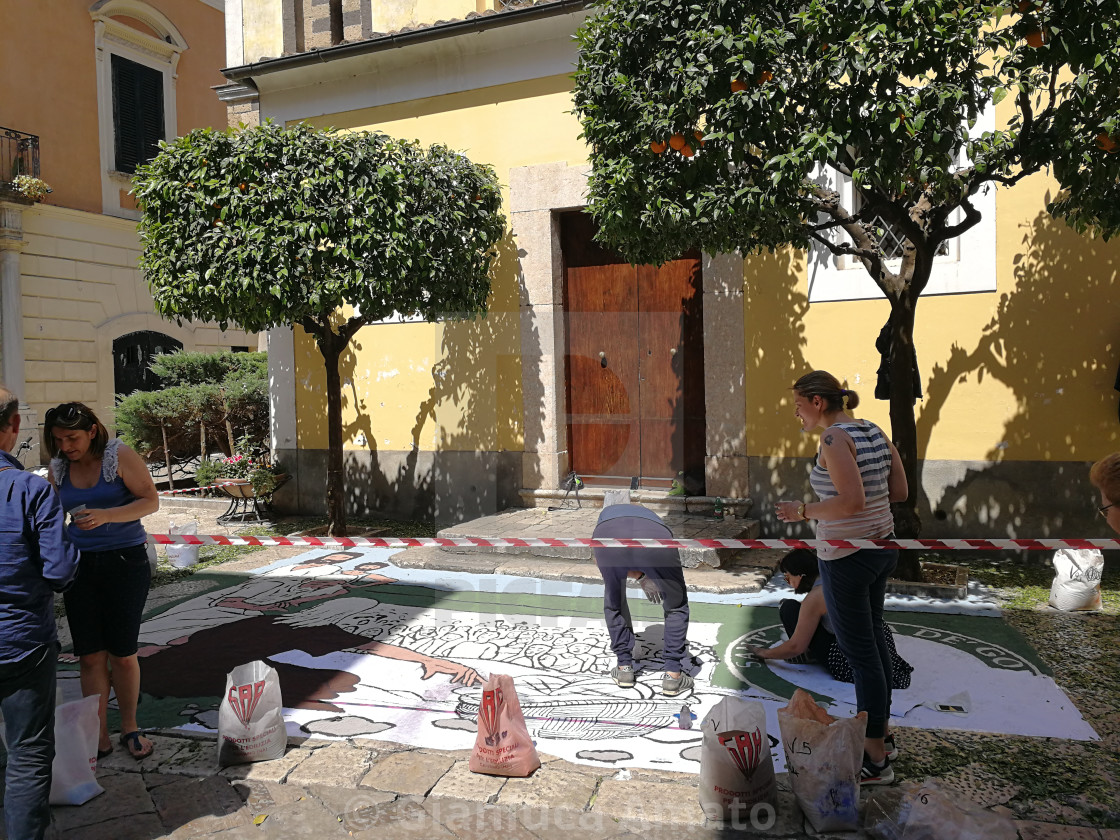 "Sant'Agata dei Goti - Allestimento dell'infiorata sul sagrato di Sant'Angelo de Munculanis" stock image