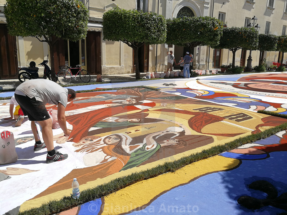 "Sant'Agata dei Goti - Preparazione dell'infiorata in Piazza Umberto I" stock image