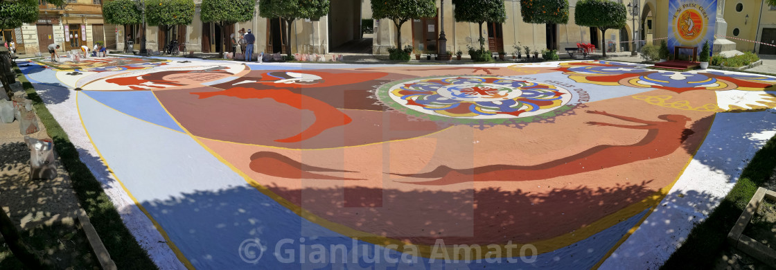 "Sant'Agata dei Goti - Panoramica dell'infiorata in Piazza Umberto I" stock image