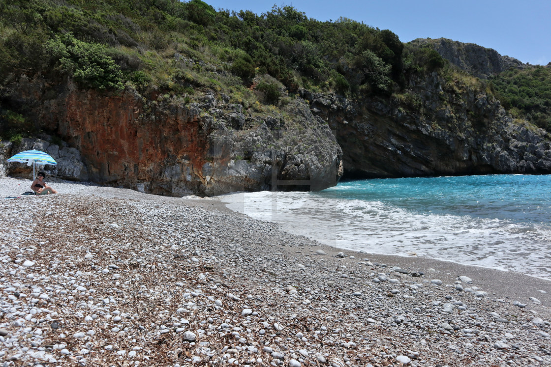 "Marina di Camerota - Turista solitaria alla Spiaggia di Cala Bianca" stock image