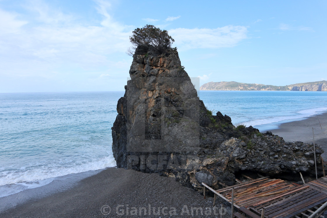 "Marina di Camerota - Sperone roccioso sulla spiaggia di via Mingardo" stock image