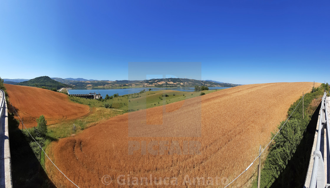 "Conza della Campania - Panoramica del lago" stock image