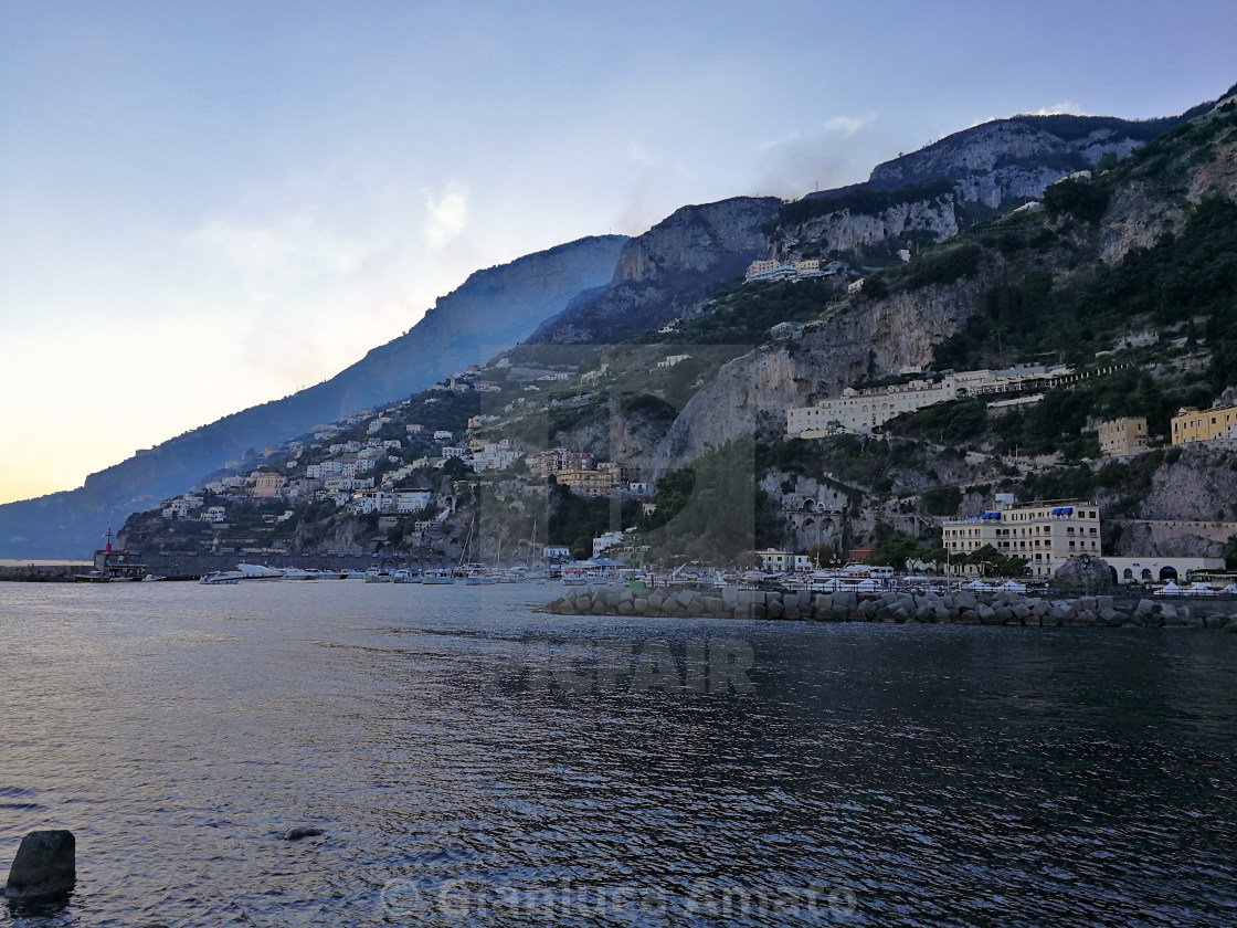 "Amalfi - Costa del porto al tramonto" stock image