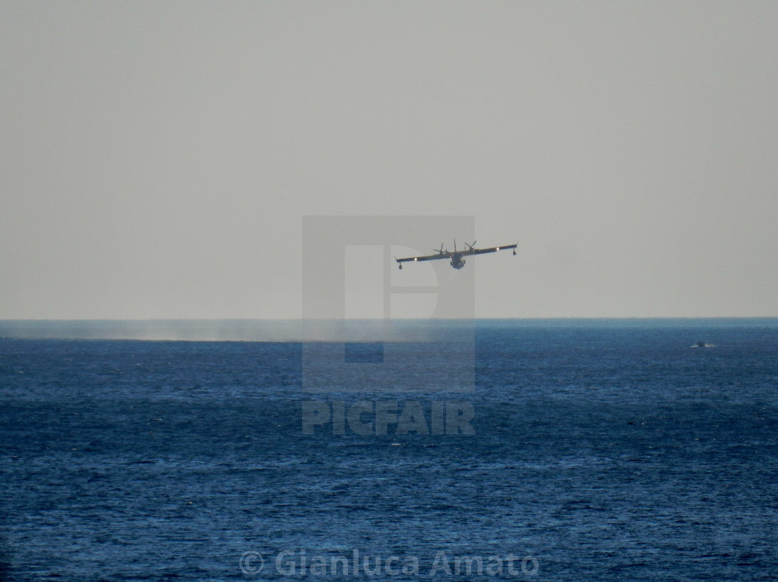 "Amalfi - Canadair dei Vigili del Fuoco dopo il carico" stock image