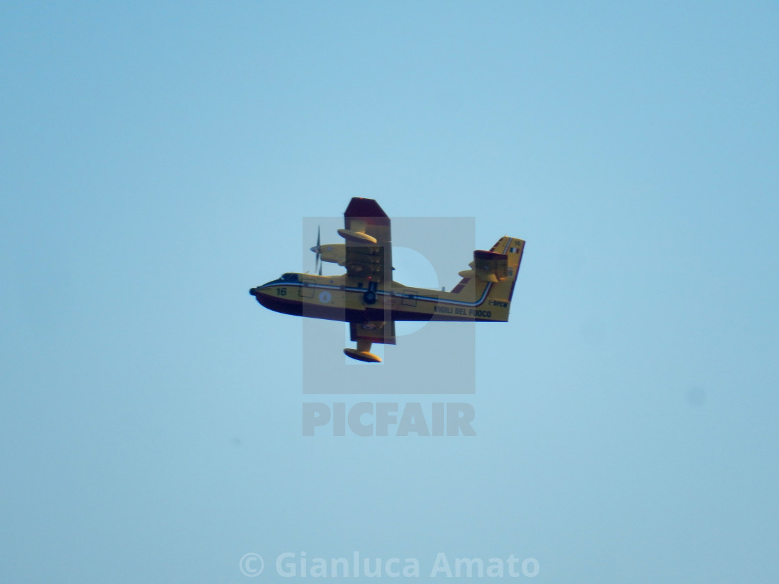 "Amalfi - Canadair dei Vigili del Fuoco in volo" stock image