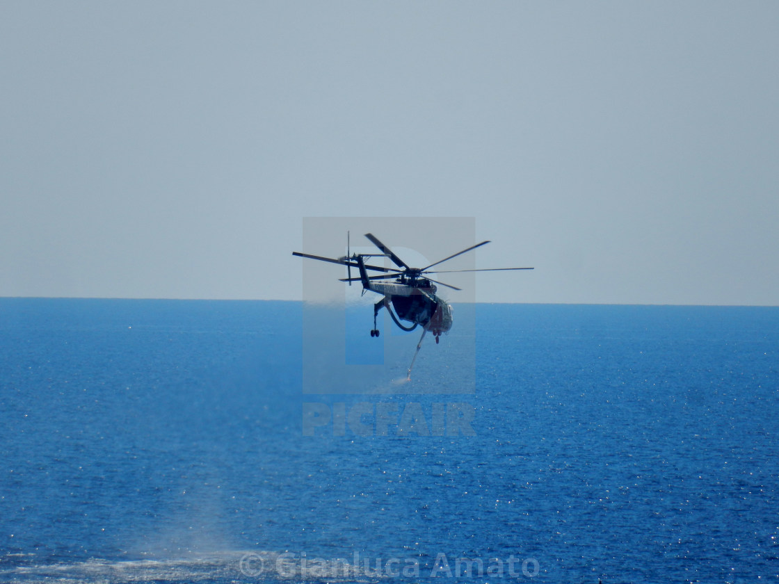 "Amalfi - Elicottero antincendio in missione" stock image