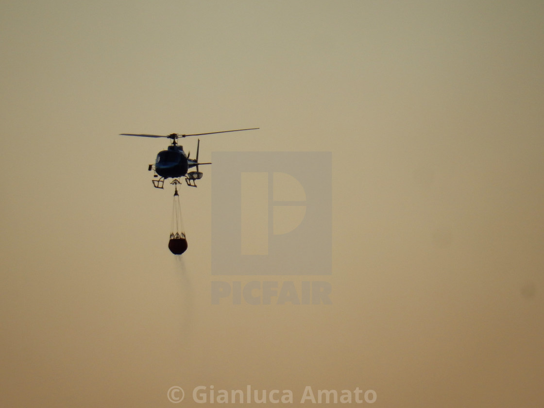 "Amalfi - Elicottero antincendio carico" stock image