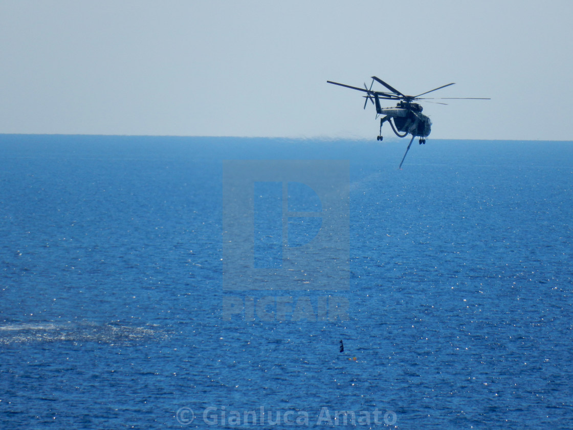 "Amalfi - Elicottero antincendio dopo il carico" stock image