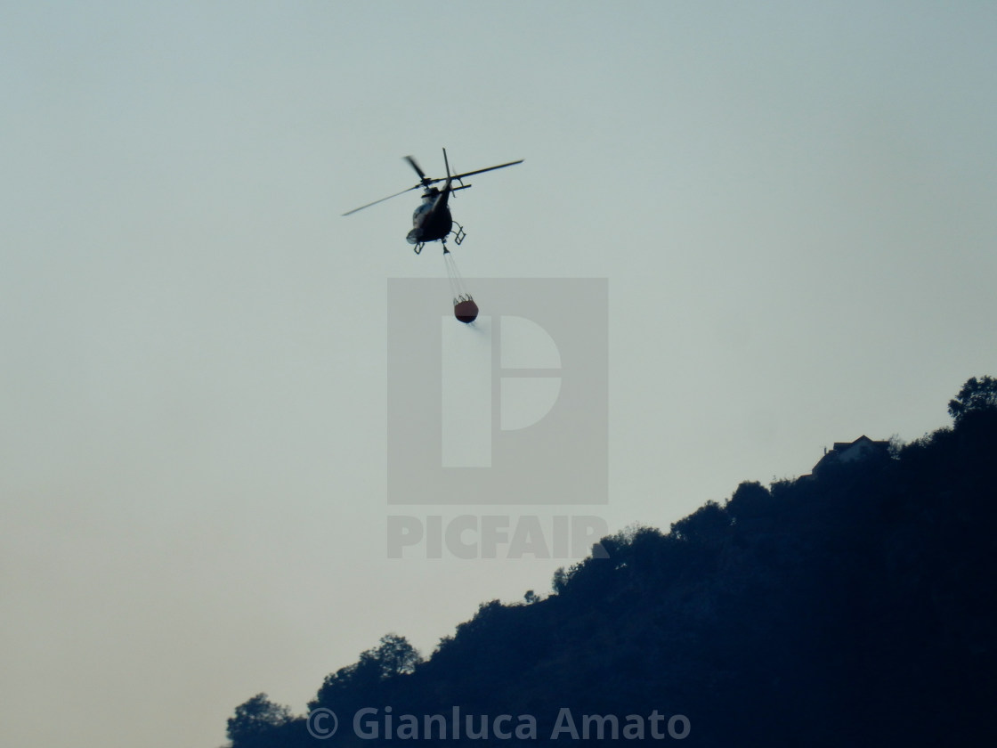 "Amalfi - Elicottero antincendio in azione" stock image