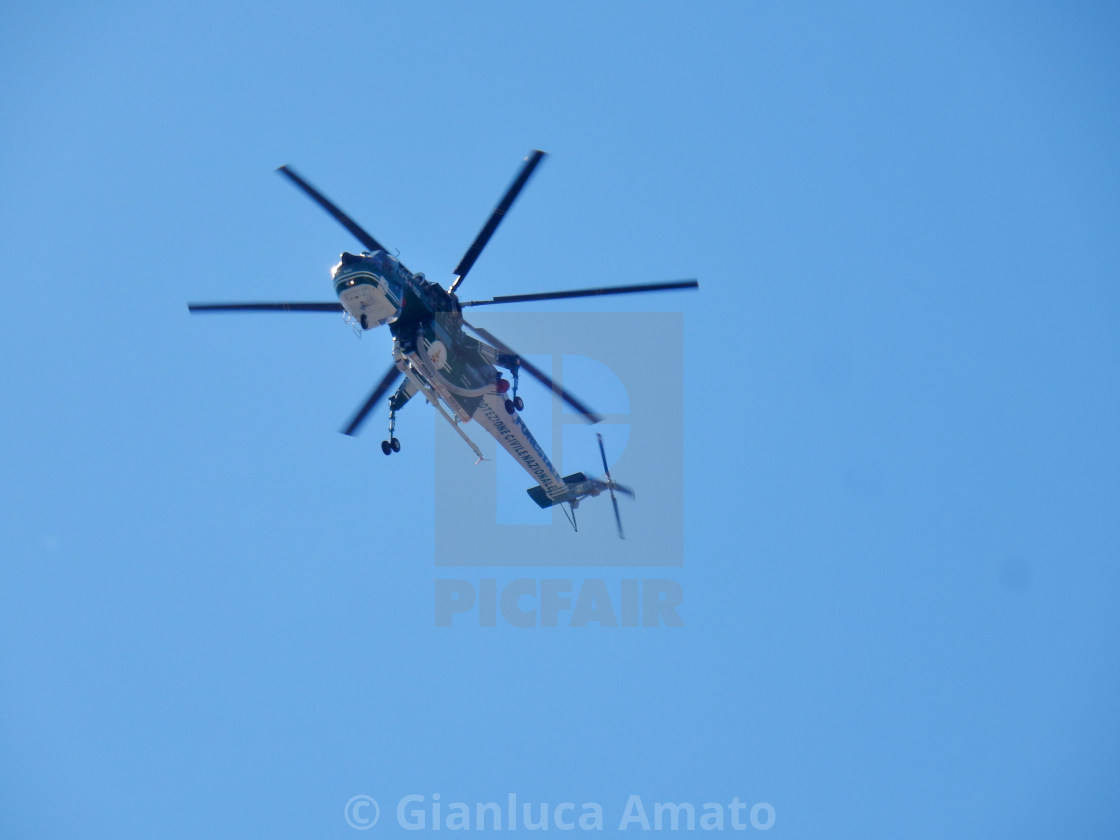 "Elicottero della Protezione Civile in volo" stock image