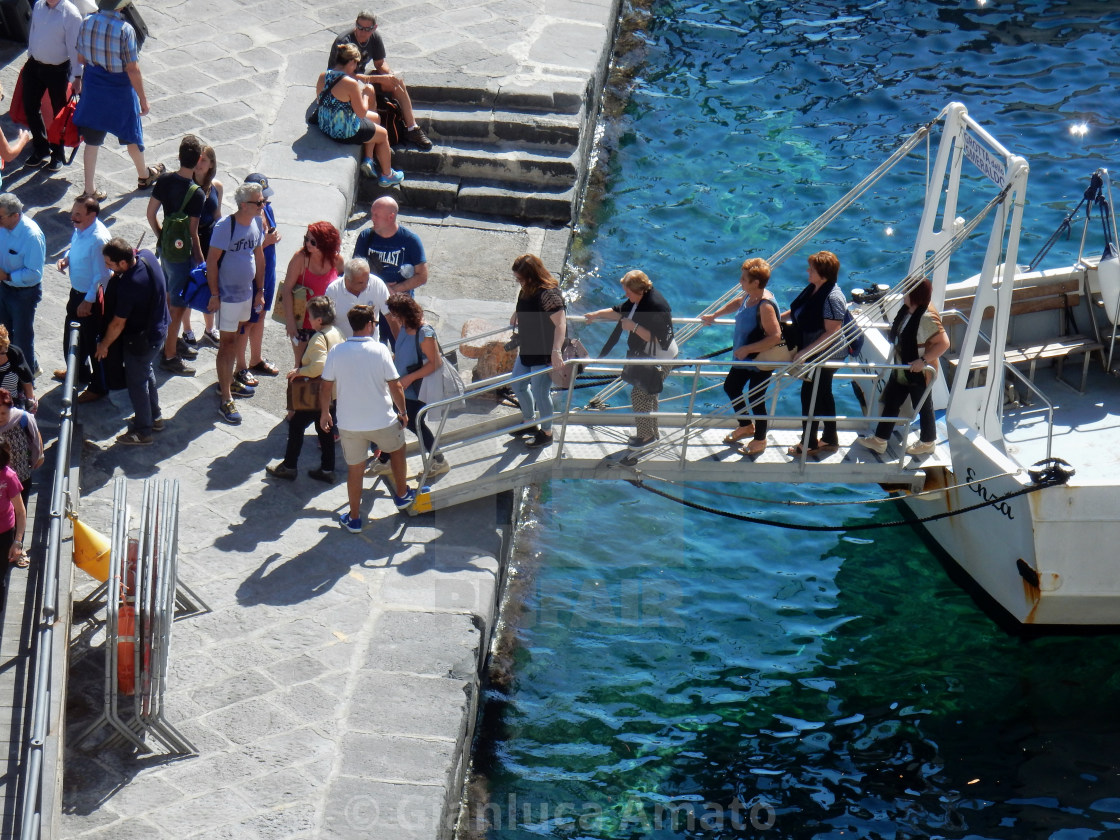 "Amalfi - Sbarco di turisti al molo" stock image