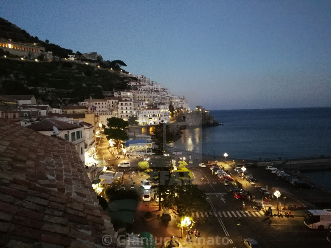 "Amalfi - Scorcio del borgo la sera" stock image