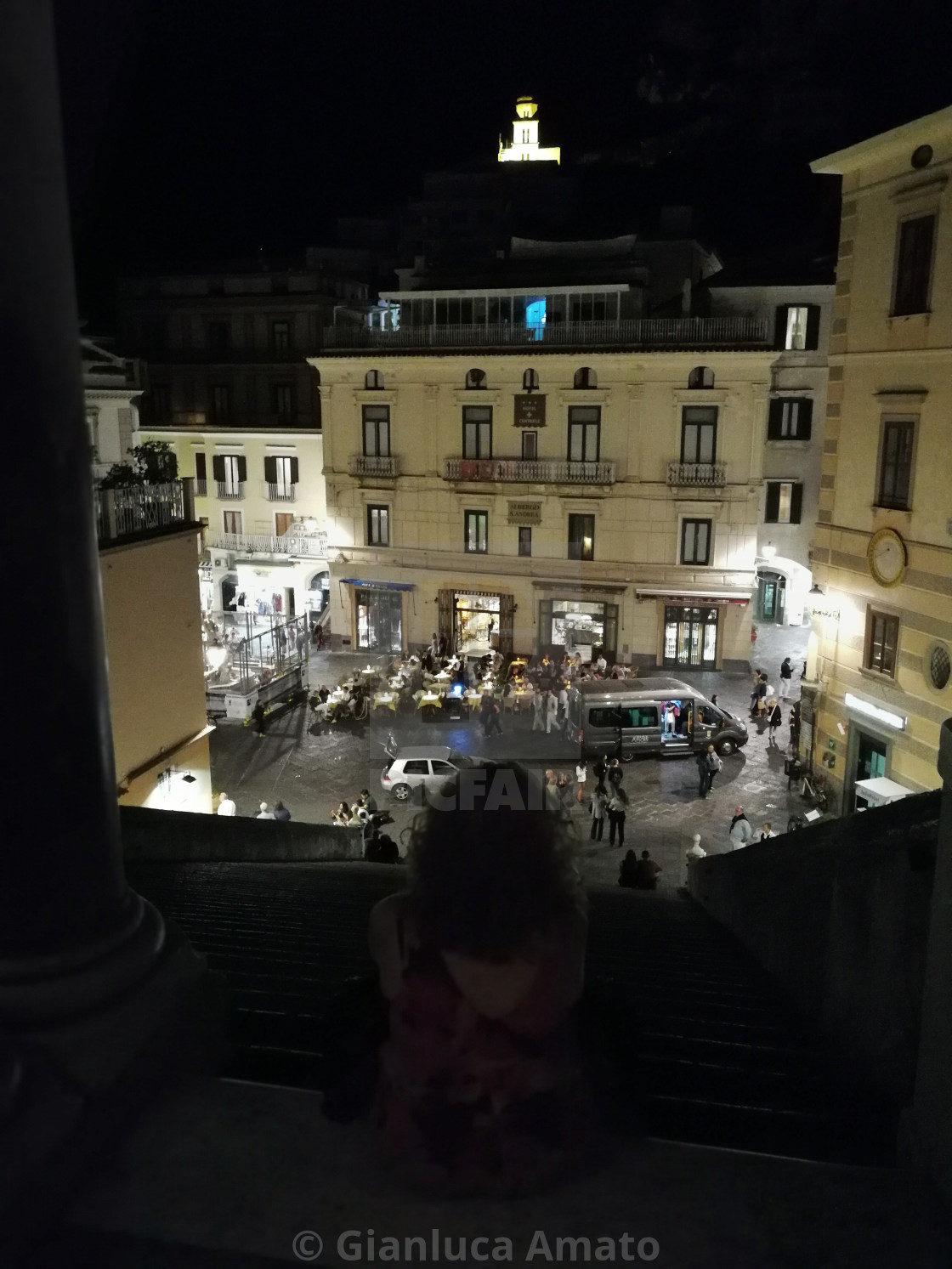 "Amalfi - Turista di notte dal portico del duomo" stock image