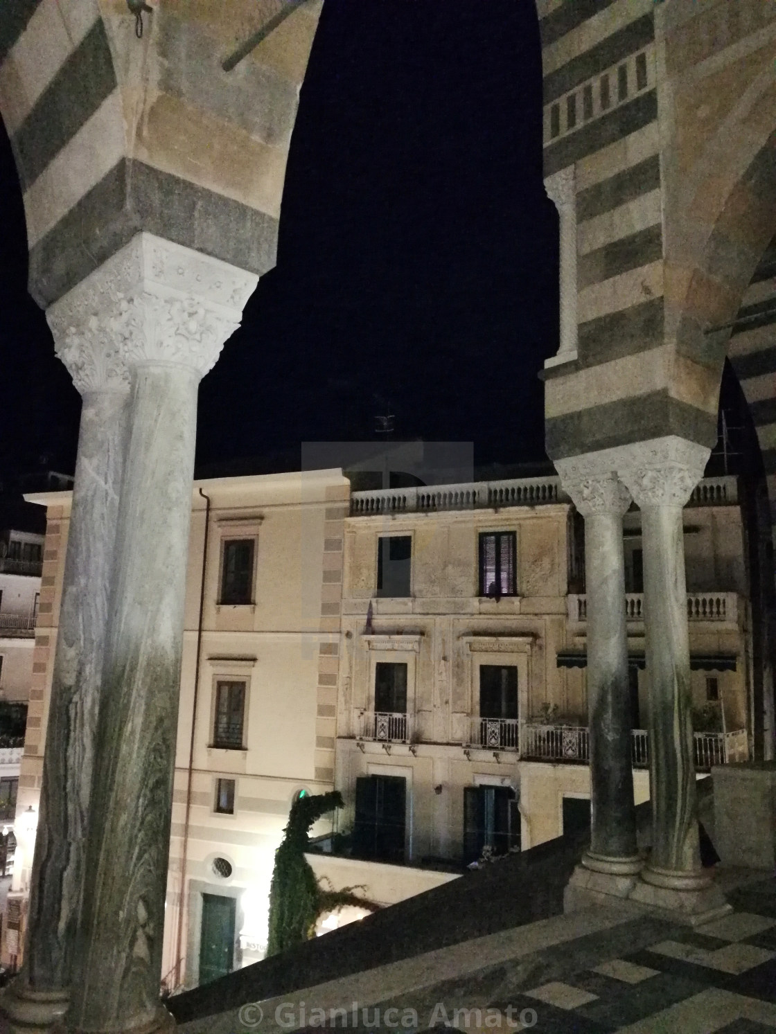 "Amalfi - Scorcio di notte del portico del duomo" stock image