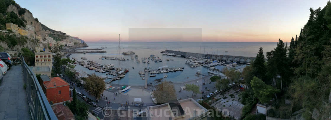 "Foto panoramica del porto di Amalfi al tramonto" stock image