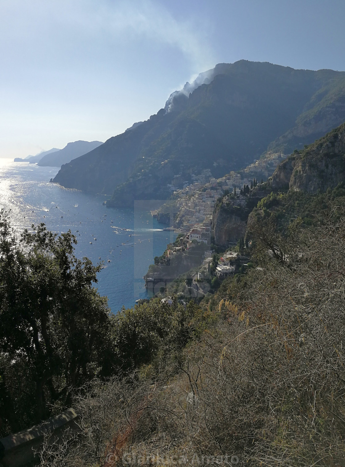 "Incendio boschivo sulla collina di Positano" stock image