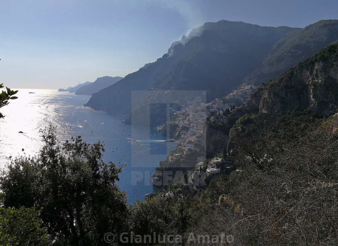 "Pennacchio di fumo sulle colline di Positano" stock image