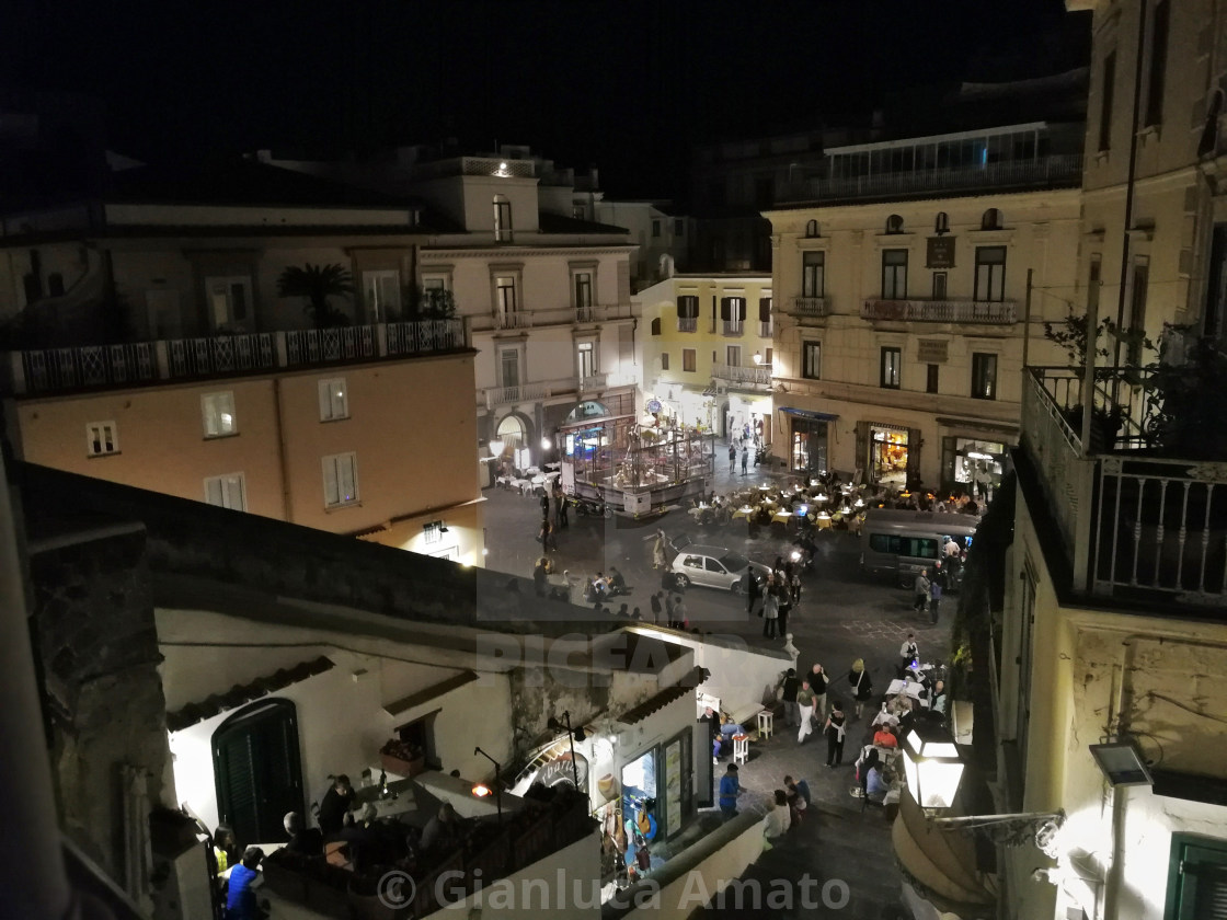 "Amalfi - Piazza di notte dal portico del duomo" stock image