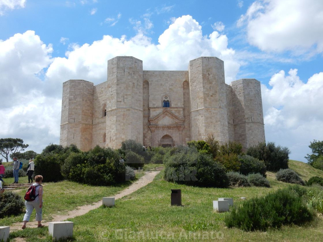 "Andria - Sentiero di accesso a Castel del Monte" stock image