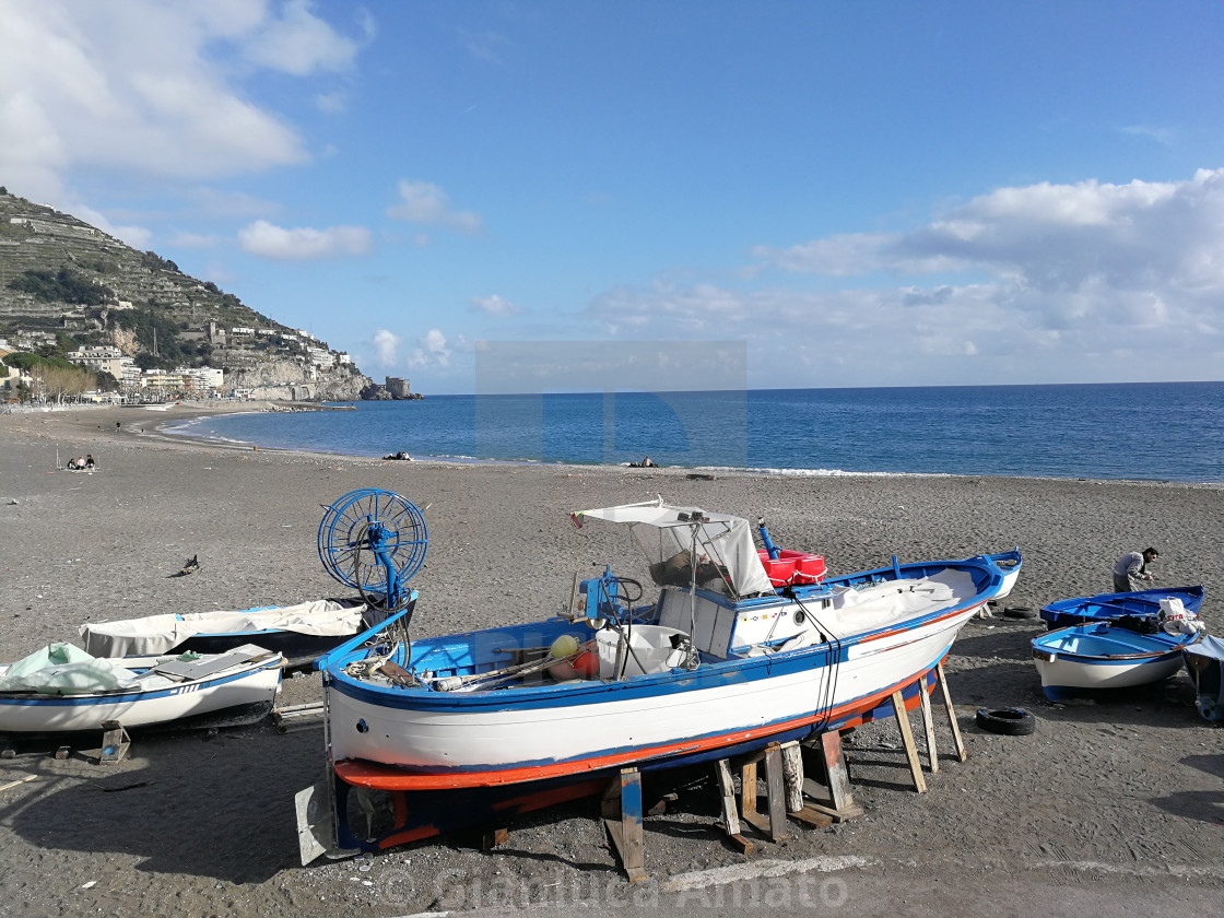 "Barca di pescatori sulla spiaggia di Maiori" stock image