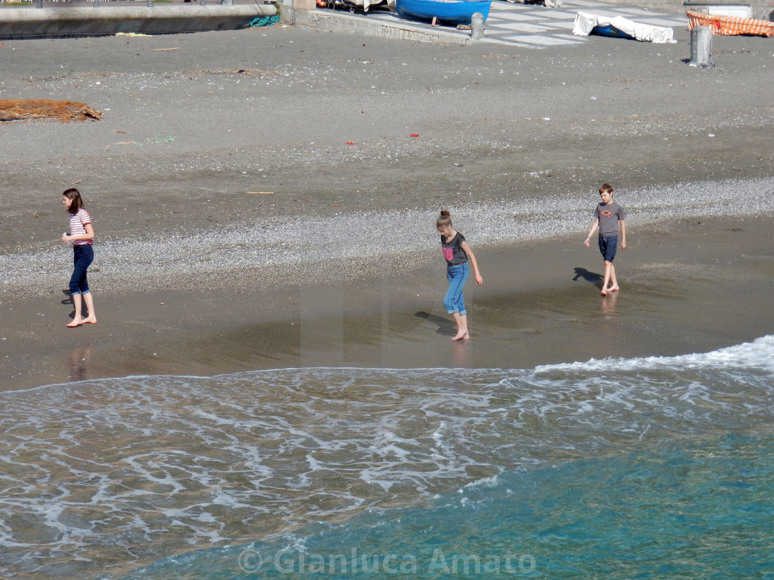 "Minori - Adolescenti sulla spiaggia" stock image