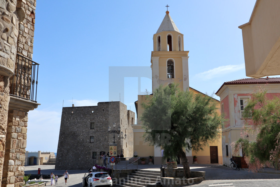 "Acciaroli - Scorcio del porto dal vicolo" stock image