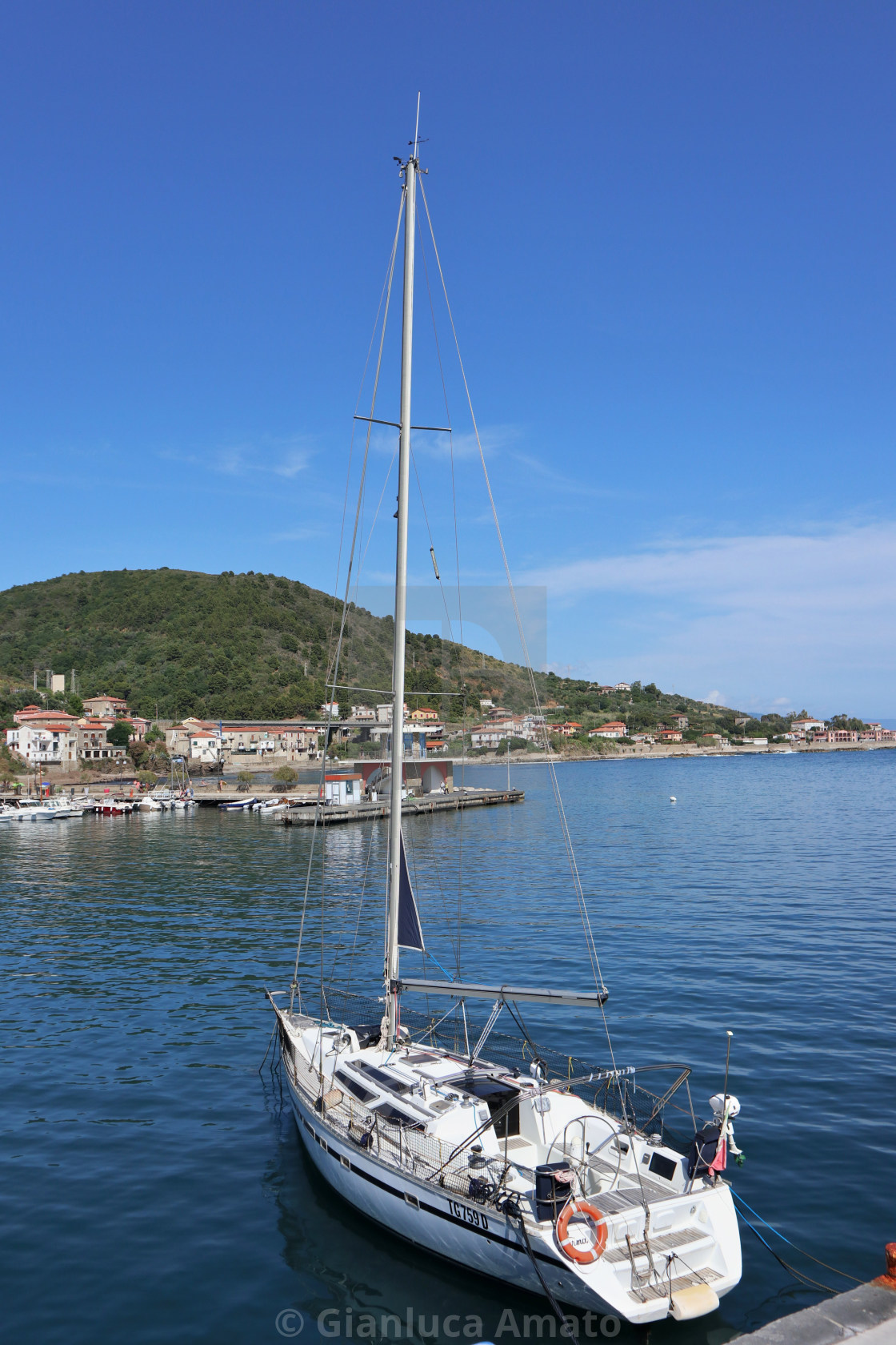 "Acciaroli - Barca a vela ormeggiata al porto" stock image