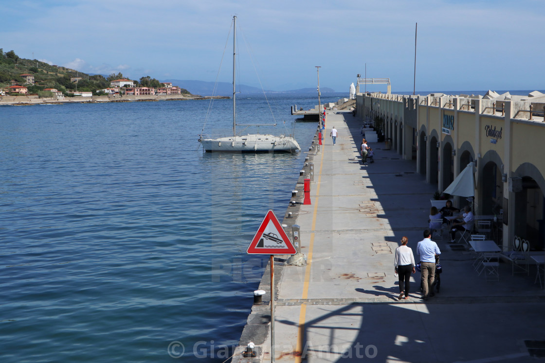 "Acciaroli - Pericolo sul pontile del porto" stock image