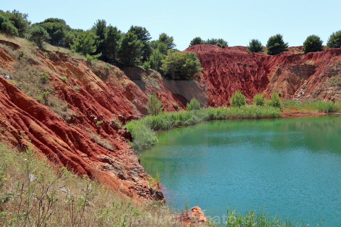 "Otranto - Scorcio della riva del lago di bauxite" stock image