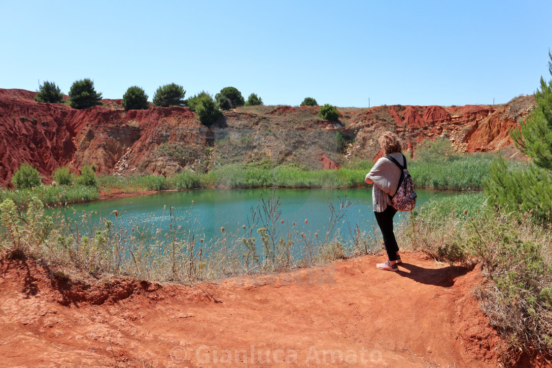 "Otranto - Turista al lago di bauxite" stock image