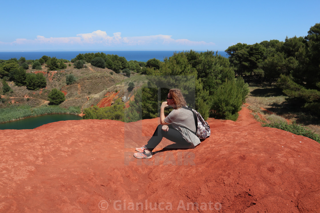 "Otranto - Turista in pausa al lago di bauxite" stock image