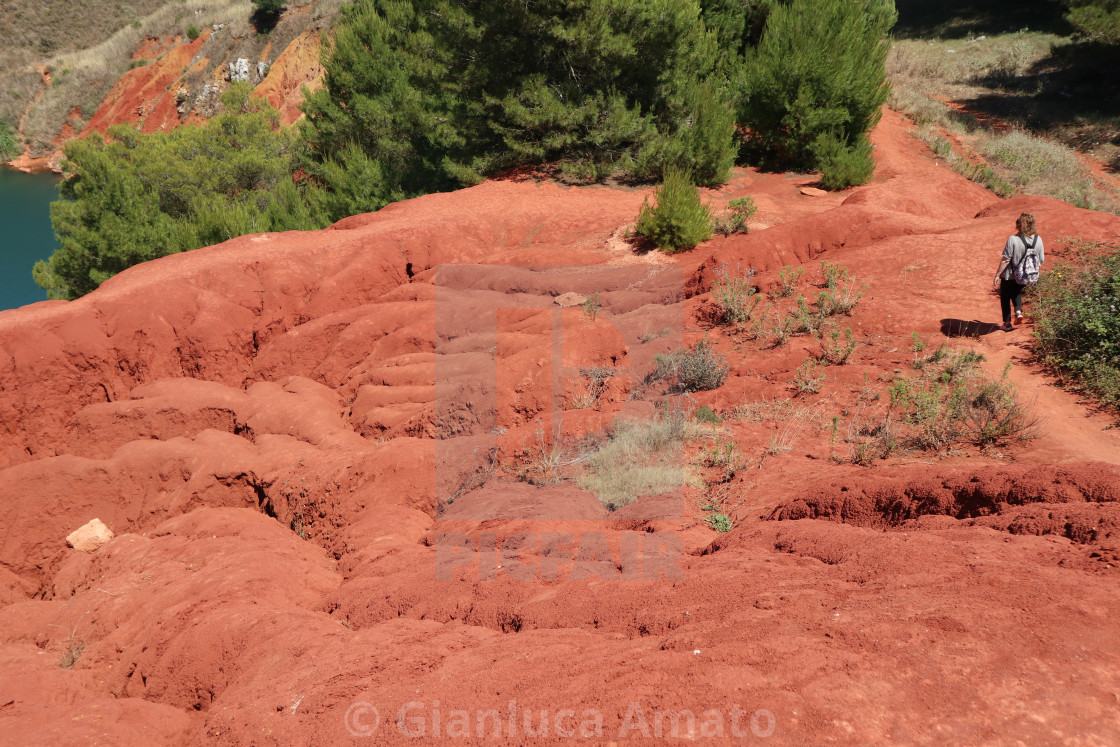 "Otranto - Turista sul sentiero verso il lago di bauxite" stock image