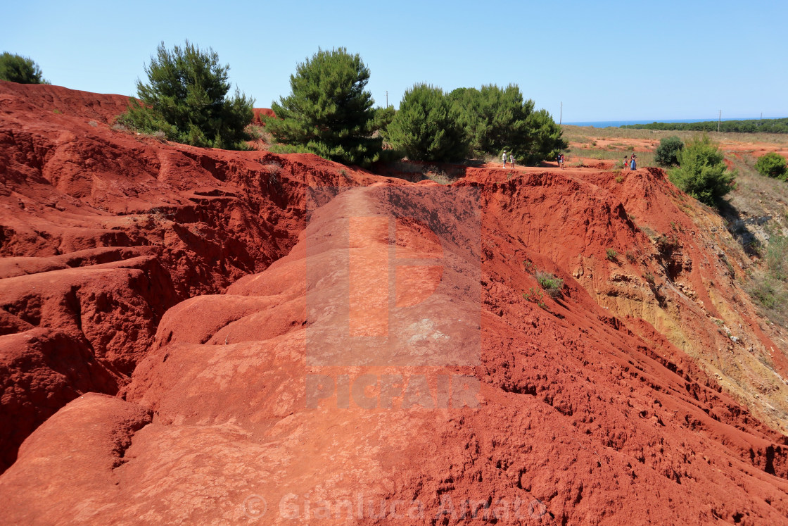 "Otranto - Sentiero lungo il bordo del lago di bauxite" stock image