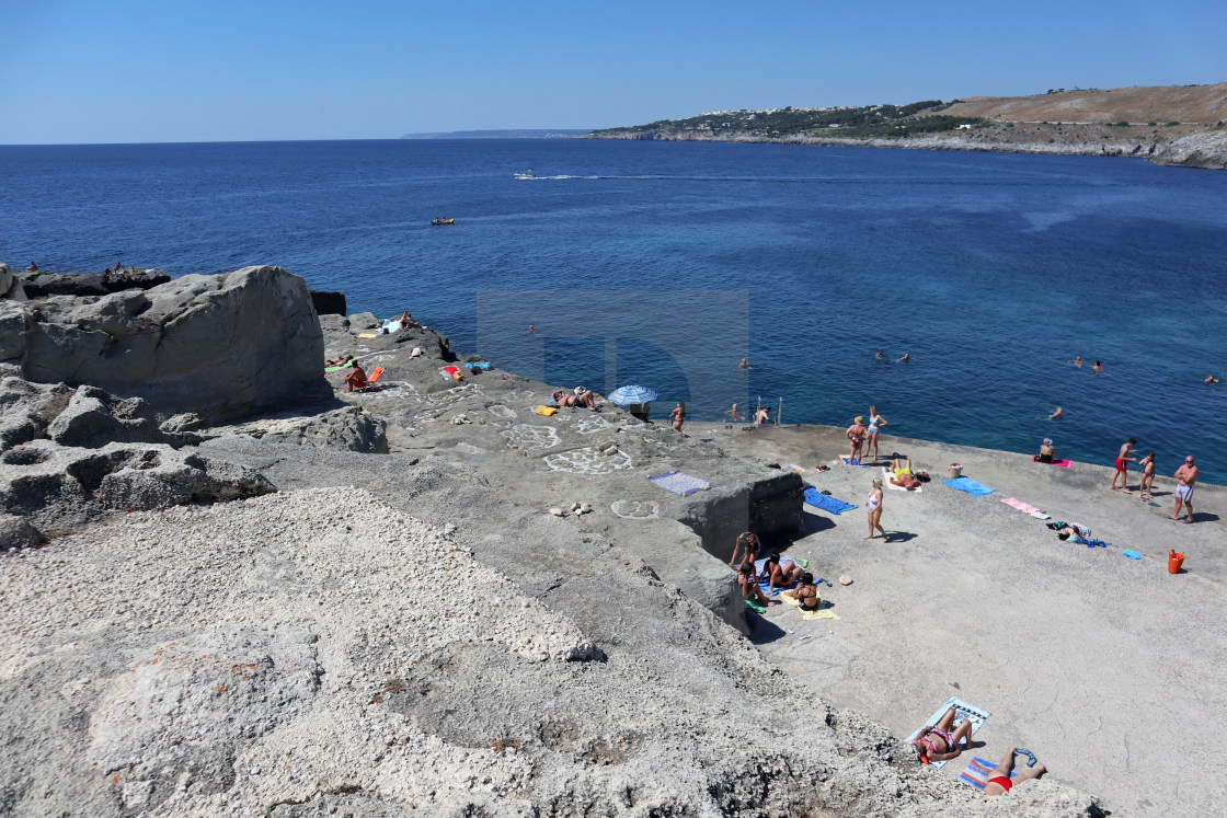 "Santa Cesarea Terme - Turisti sulla scogliera di Porto Miggiano" stock image