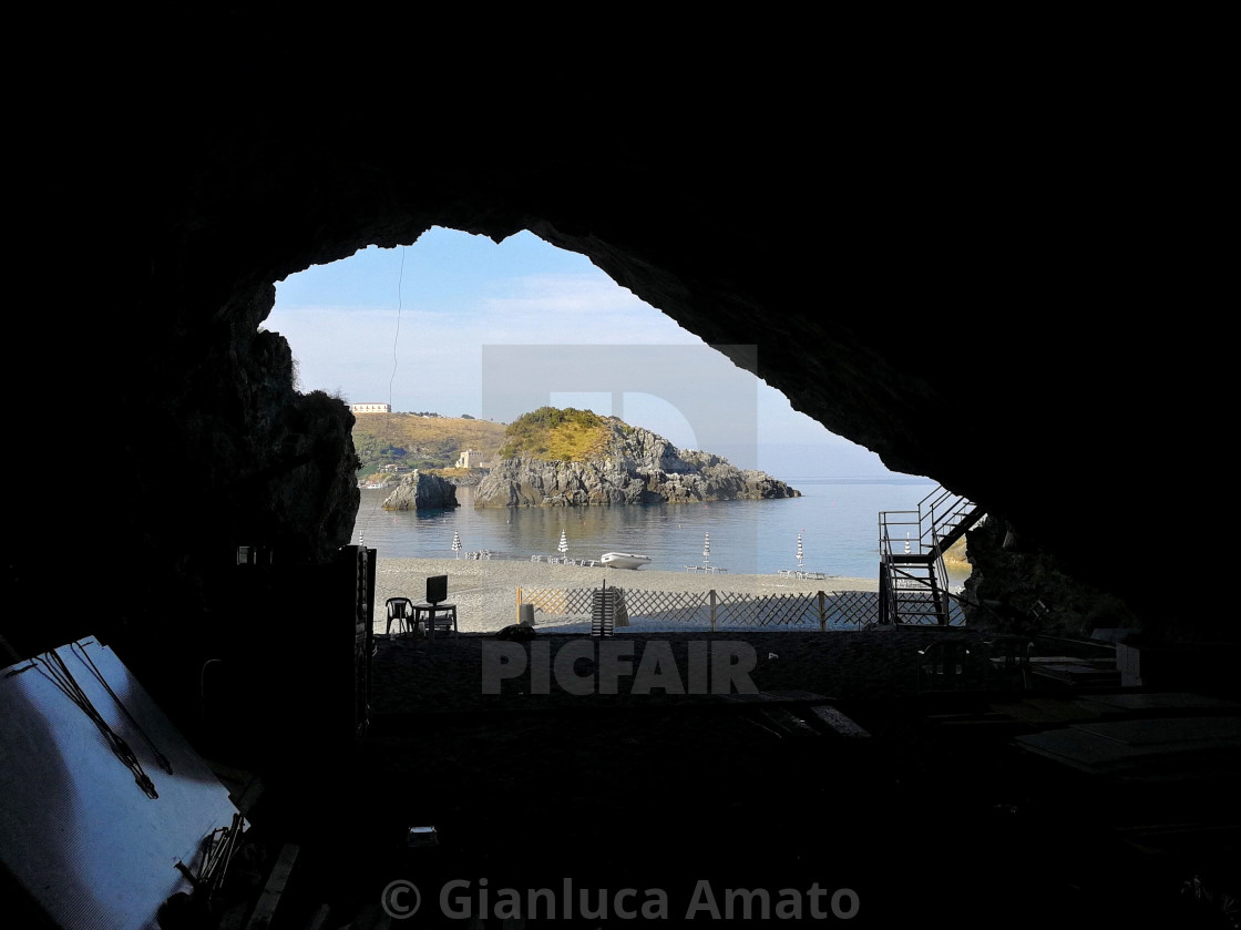 "Praia a Mare - Scoglio dello Scorzone dalla grotta" stock image