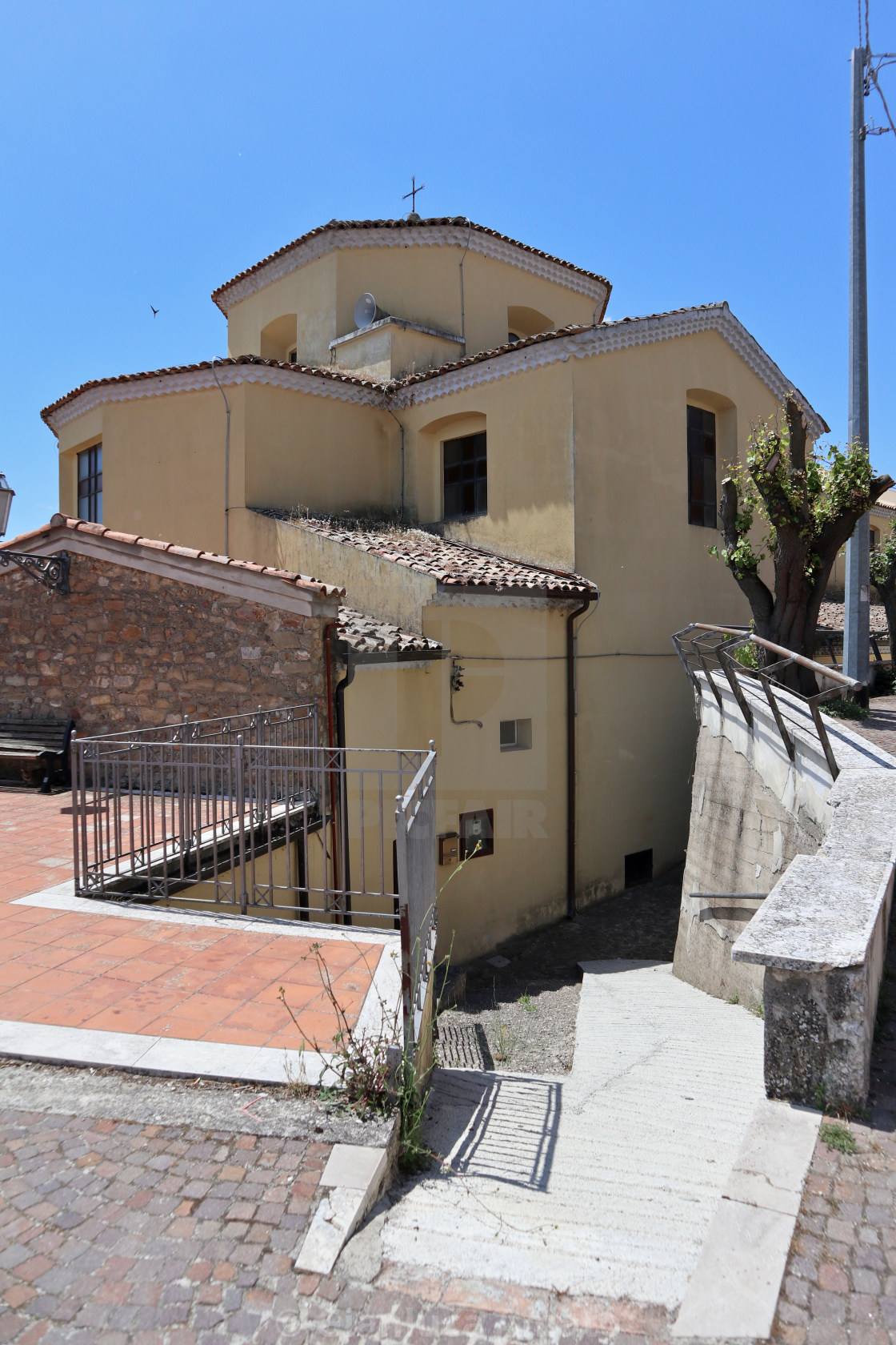 "Cairano - Chiesa di San Martino Vescovo dai vicoli" stock image