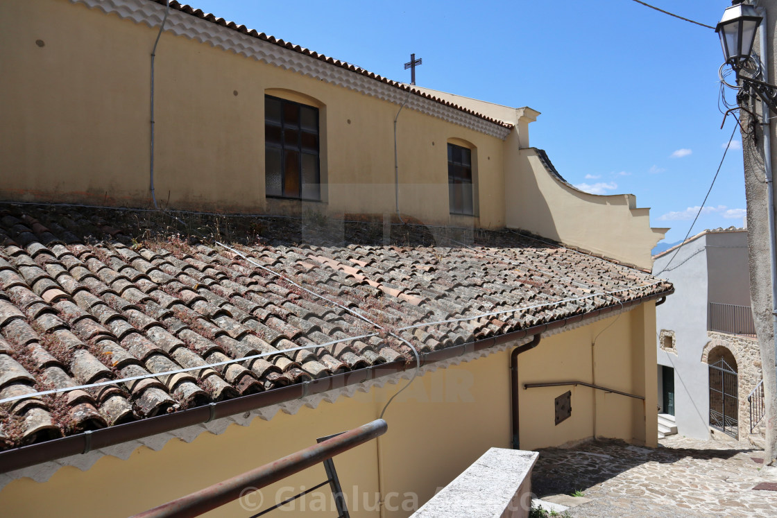 "Cairano - Chiesa di San Martino Vescovo dal vicolo" stock image