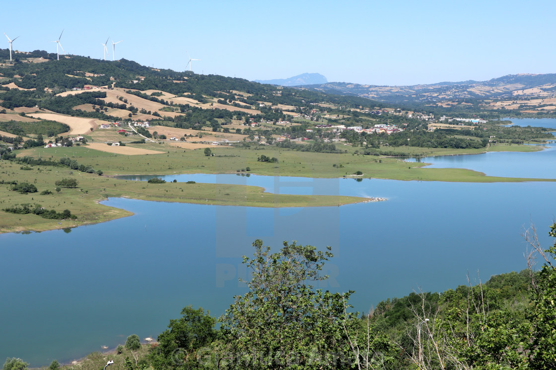 "Conza - Scorcio del lago dal borgo abbandonato" stock image