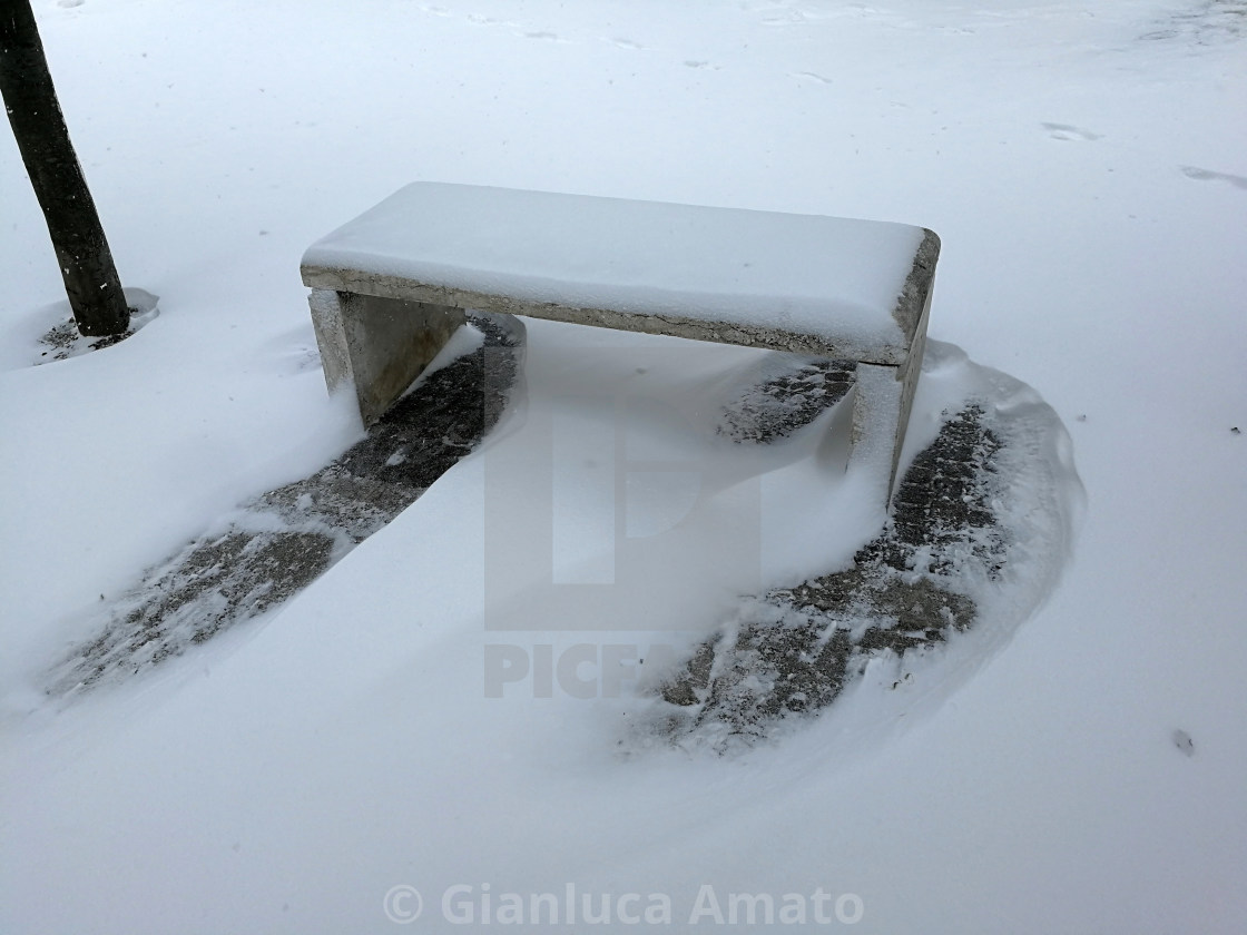 "Sant'Angelo dei Lombardi - Segni del vento sotto la panchina" stock image