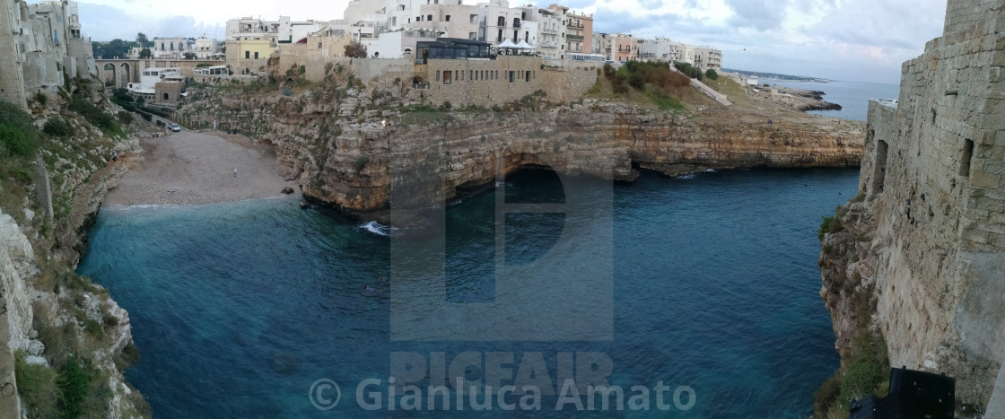 "Polignano a Mare - Panoramica di Cala Monachile dalla terrazza del borgo" stock image