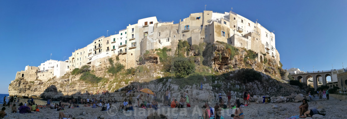 "Panoramica del centro storico di Polignano a Mare da Cala Monachile" stock image