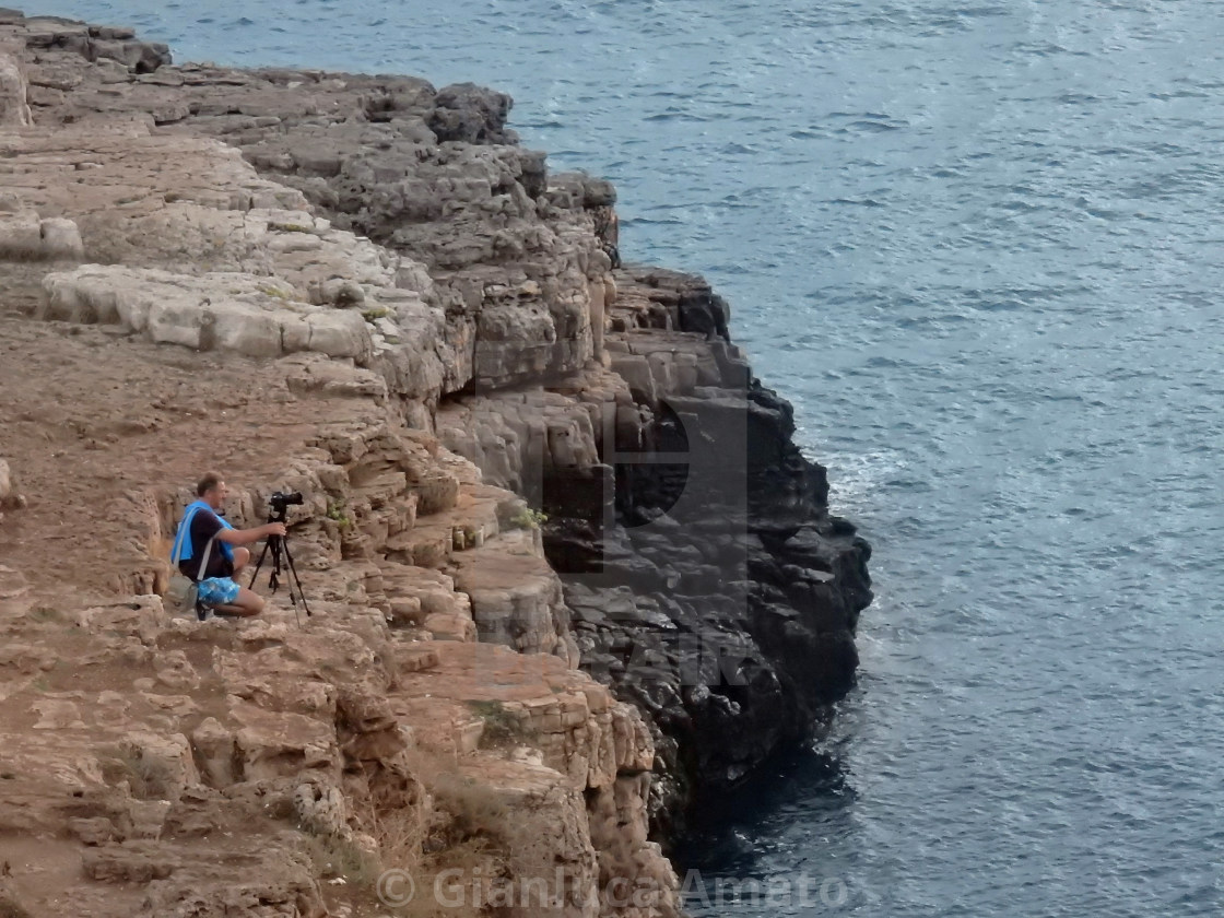 "Polignano a Mare - Fotografo sulla scogliera all'alba" stock image