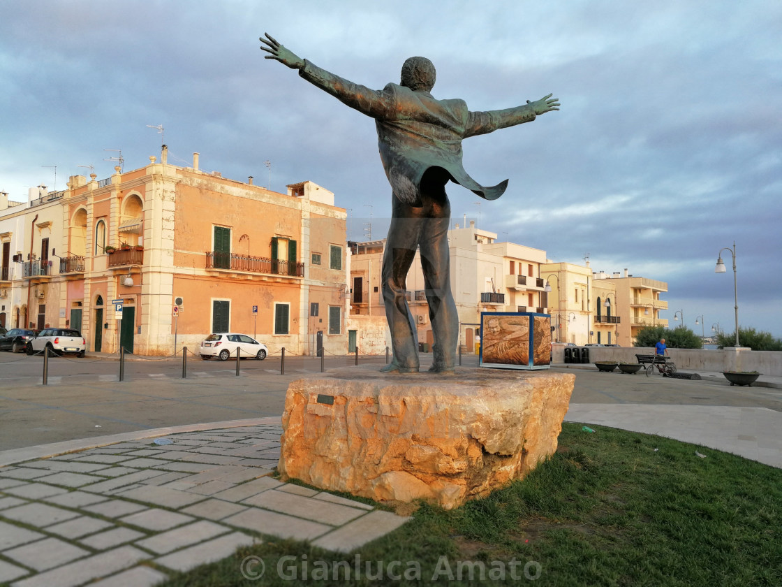 "Statua di Domenico Modugno all'alba" stock image